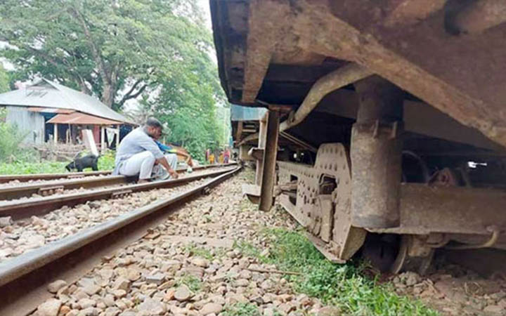 ময়মনসিংহে বগি লাইনচ্যুত, ট্রেন চলাচল বন্ধ