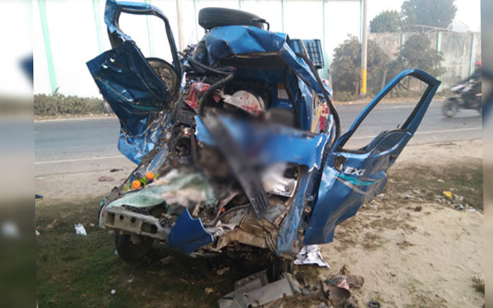 ফুলবাড়ীতে বাস-পিকআপ সংঘর্ষে চালক ও হেলপারসহ নিহত ৩