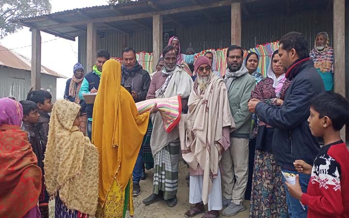 পাবনায় মানবকল্যাণ ট্রাস্টের শীতবস্ত্র বিতরণ
