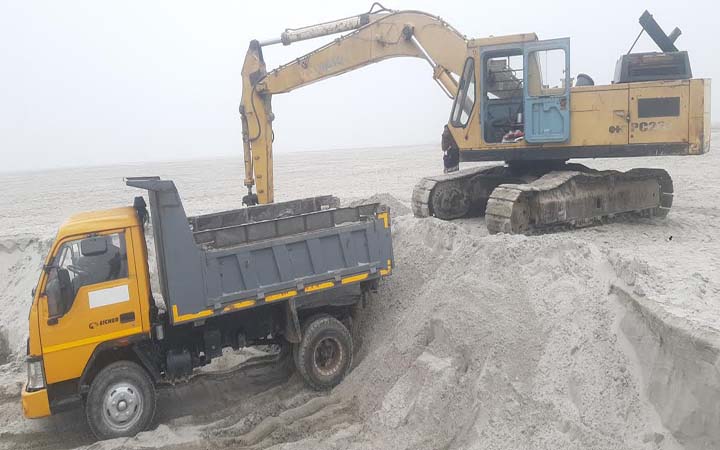 জনপ্রতিনিধিদের ছত্রছায়ায় বালু উত্তোলনের মহোৎসব, হুমকির মুখে নদী রক্ষা বাধ