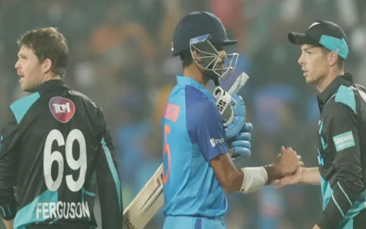 ম্যাচ শেষ হওয়ার আগেই হাত মিলিয়ে হারল ভারত