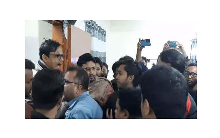 কুবিতে ছাত্রলীগের সাথে বাকবিতণ্ডায় জড়িয়ে অশ্রাব্য ভাষায় গালি দিলেন সহকারী প্রক্টর