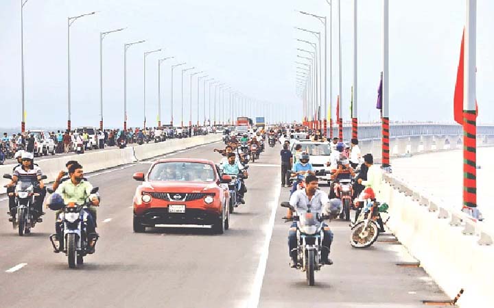 পদ্মা সেতুতে মোটরসাইকেল চালানোর অনুমতি দেওয়ার ভাবনা নেই : কাদের