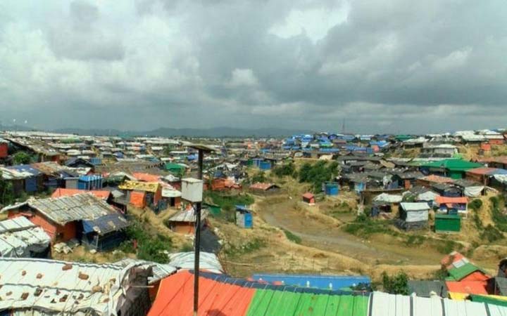 রোহিঙ্গাদের ‘শরণার্থী’ স্বীকৃতি দিলে কার কতটা লাভ-ক্ষতি?