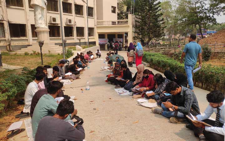 বইপড়ে কুবি শিক্ষার্থীদের আধা বেলা অবস্থান কর্মসূচি পালন