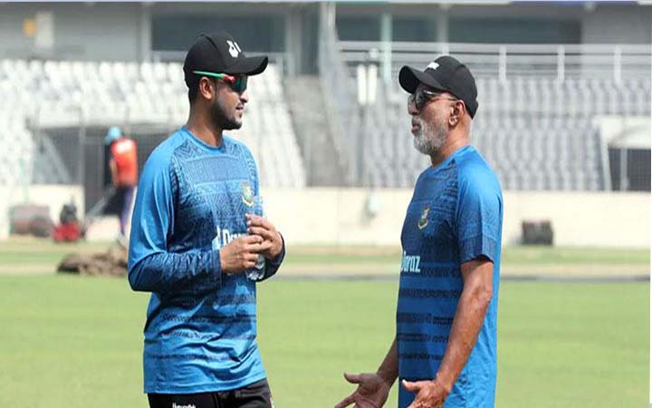 হাথুরুর সহকারী হতে ১০ জনের আবেদন