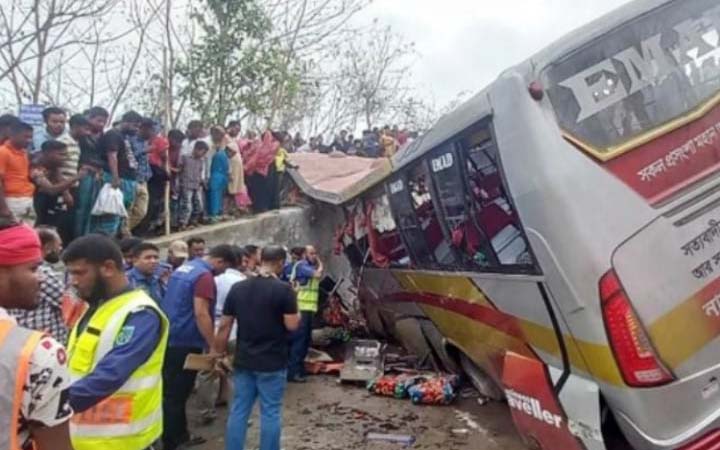মাদারীপুরে বাস খাদে : নিহত বেড়ে ১৬, যা জানালেন পুলিশ সুপার