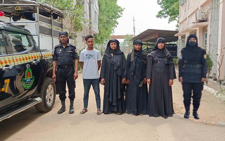 ইয়াবা পাচার, মা ছেলেসহ চার কারবারি আটক