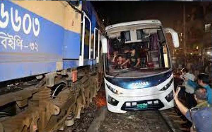 মালিবাগে বাস-ট্রেন সংঘর্ষ : তদন্ত কমি‌টি গঠন