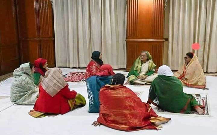 নামাজ শেষে জায়নামাজে প্রধানমন্ত্রী, প্রশংসায় নেটিজেনরা