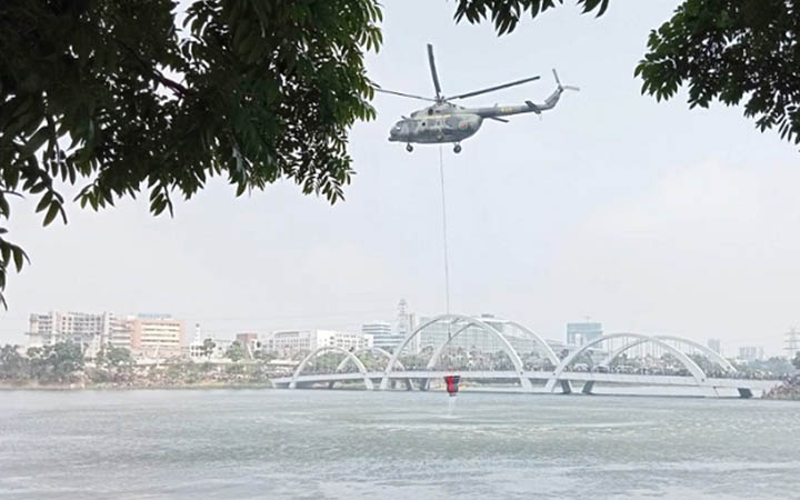 হাতিরঝিল থেকে বঙ্গবাজারে পানি নিচ্ছে হেলিকপ্টার