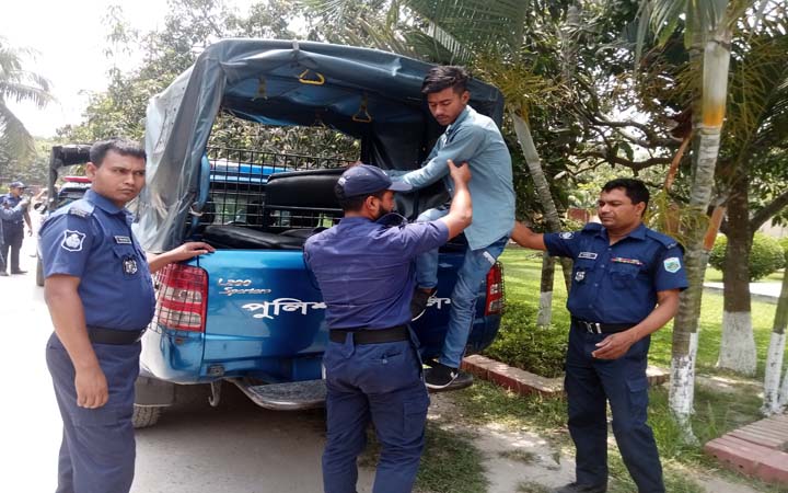 একা পেয়ে অধ্যাপকের স্ত্রীকে খুন, অতঃপর……….