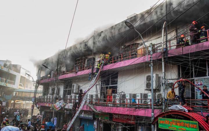 ঢাকায় ঘনঘন আগুন লাগার ঘটনায় নাশকতার সন্দেহ কেন?