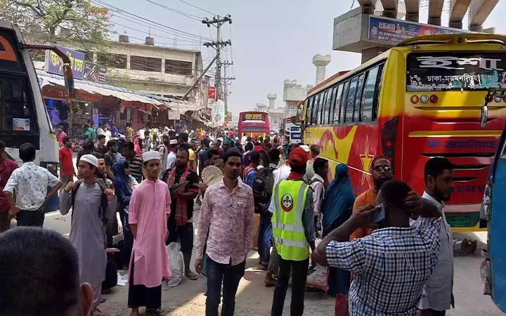 গাজীপুরে যানবাহনের বাড়তি চাপ, বেশি ভাড়া নেওয়ার অভিযোগ যাত্রীদের
