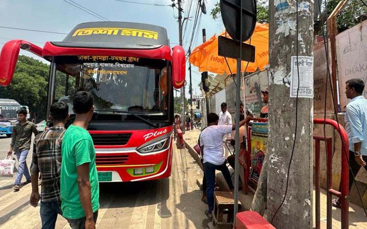 রাস্তার ওপর যাত্রী তুলছে দূরপাল্লার বাসগুলো, টার্মিনালে যাবে কবে?