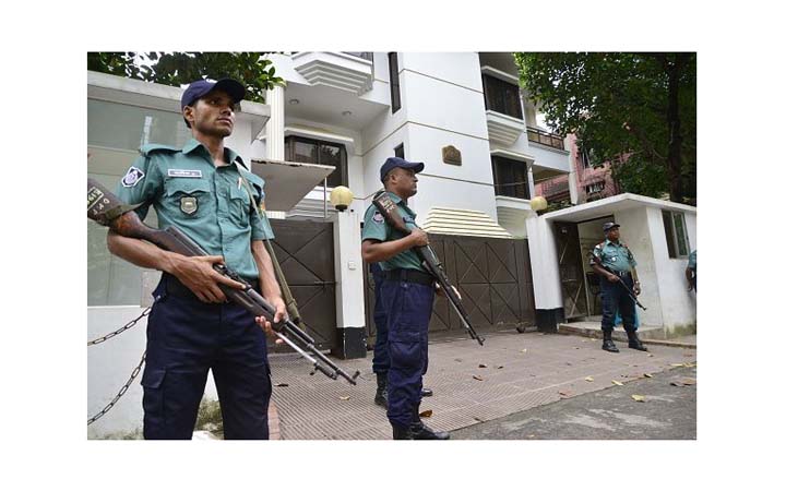 কূটনীতিকের নিরাপত্তায় দেশে বিদেশে কোন ধরণের নিয়ম প্রচলিত আছে?