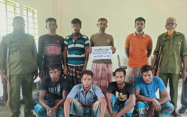 সাতক্ষীরায় নিষেধাজ্ঞা অমান্য করে মাছ শিকার, আটক ৮