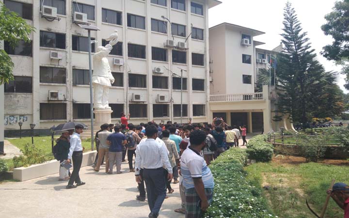 কুবিতে জুনিয়রদের জোরপূর্বক ছাত্রলীগের মিছিলে নেওয়ার অভিযোগ