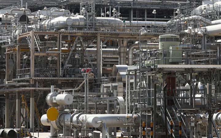 উৎপাদন কমিয়ে তেলের দাম বাড়াতে চায় সৌদি