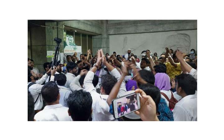 বিএসএমএমইউতে চিকিৎসকদের আন্দোলন