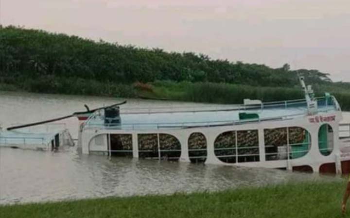 ঝড়ে ডুবে গেল যাত্রীবাহী লঞ্চ