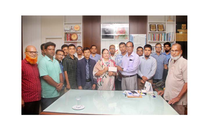 গোল্ড মেডেলের জন্য পাবিপ্রবি ভিসির ১০ লাখ টাকার চেক হস্তান্তর
