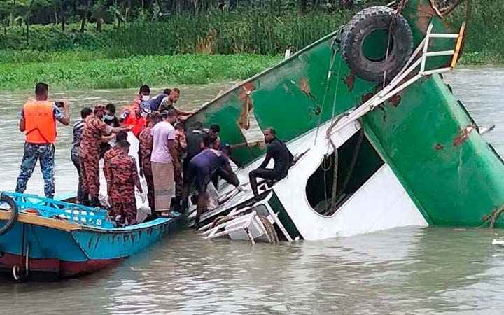 সুগন্ধা নদীতে তেলবাহী জাহাজে অগ্নিকান্ডের ঘটনায় আরও দু’জনের লাশ উদ্ধার