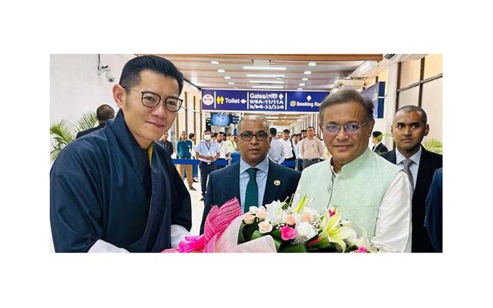 তথ্যমন্ত্রী বিমানবন্দরে ভুটানের রাজাকে অভ্যর্থনা জানিয়েছেন