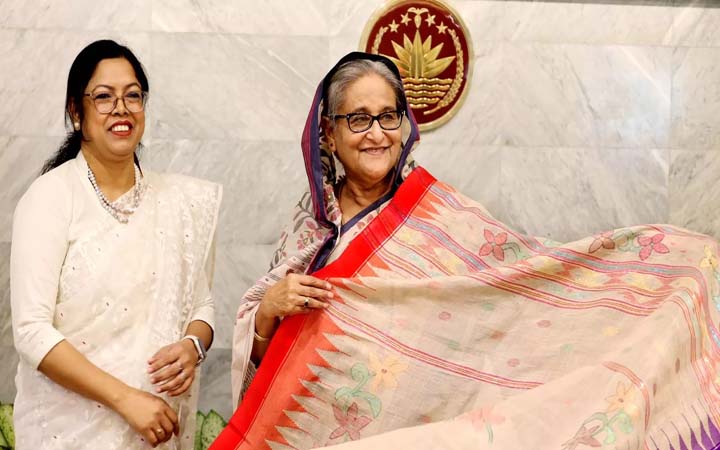 কলাগাছের তন্তু থেকে তৈরি ‘কলাবতী’ শাড়ি গ্রহণ করলেন প্রধানমন্ত্রী