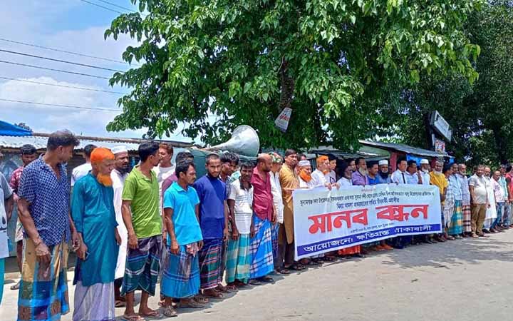 সুনামগঞ্জে সুরমা নদী থেকে অবৈধ বালু উত্তোলন বন্ধের দাবি