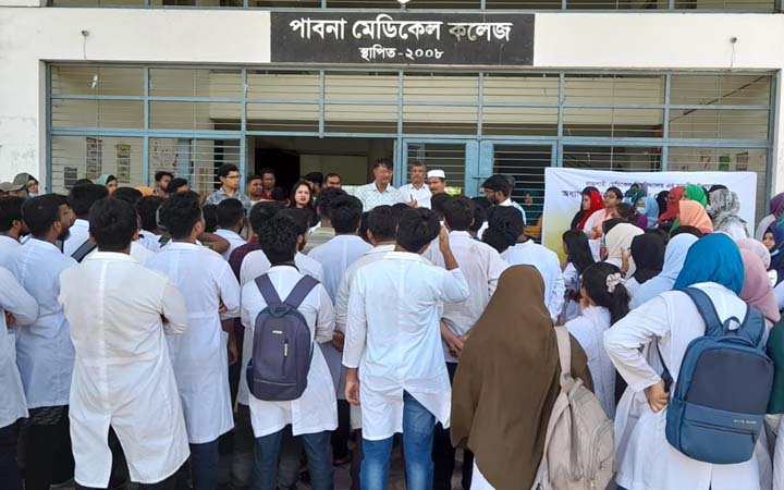 পামেক শিক্ষার্থীদের ৮ দফা দাবিতে অবস্থান কর্মসূচি পালন
