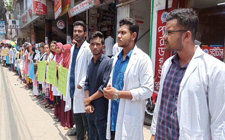৮ দফা দাবি বাস্তবায়নের দাবিতে মানববন্ধন করেছে পাবনা মেডিকেল কলেজের শিক্ষার্থীরা