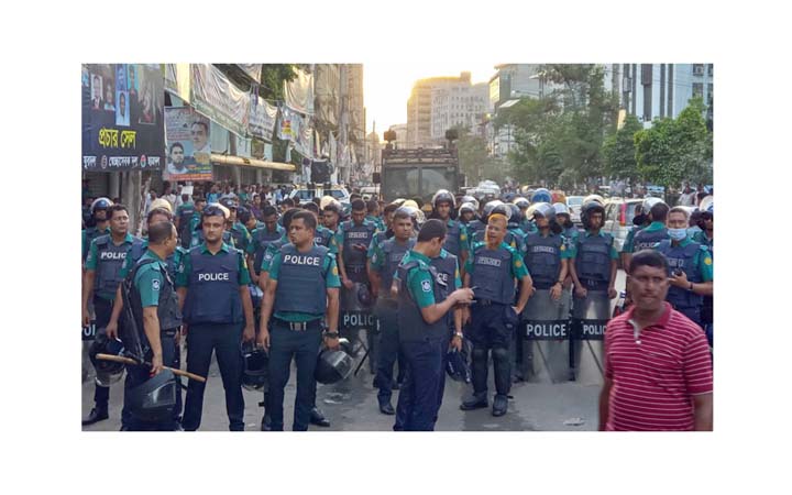 বিএনপির কেন্দ্রীয় কার্যালয়ের সামনে বিপুল পুলিশ মোতায়েন