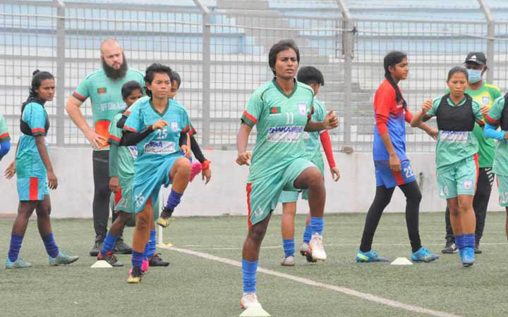 বেতন বৃদ্ধির দাবিতে ক্যাম্প বয়কট সাবিনাদের