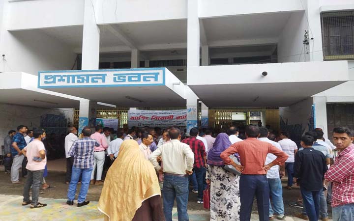 ইবিতে পোষ্য কোটায় শর্তহীন ভর্তির দাবি :  কর্মবিরতি ও শিক্ষকদের বাস অবরোধ কর্মকর্তাদের