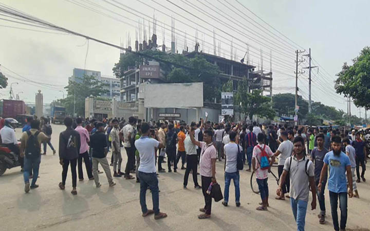 সিদ্ধিরগঞ্জে গার্মেন্টসকর্মী নিহতের প্রতিবাদে সড়ক অবরোধ