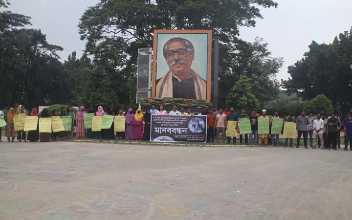 ছাদ থেকে পড়ে ইবি ছাত্রীর মৃত্যু : সুষ্ঠু তদন্ত ও বিচার দাবিতে সহপাঠীদের মানববন্ধন