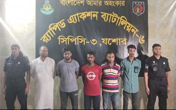 যশোরের শীর্ষ সন্ত্রাসী রাকিব সহ ৫ আসামী গ্রেফতার