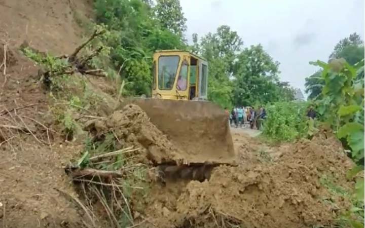 খাগড়াছড়িতে পাহাড় ধসে মহালছড়ি-গুইমারা সড়কে যান চলাচল বন্ধ