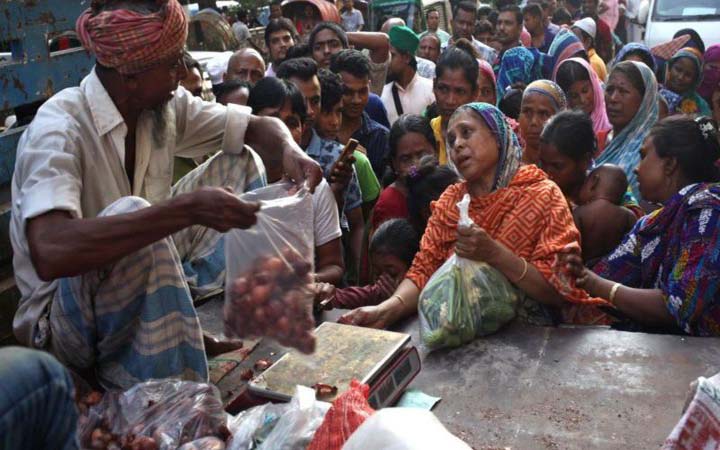 বিশ্ববাজারে কমলেও যে ছয়টি কারণে বাংলাদেশে খাদ্যপণ্যের দাম বাড়ছে