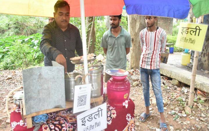বেতন না পেয়ে চা-ইডলি বিক্রি করছে ভারতের চন্দ্রাভিযানের কিছু কর্মী