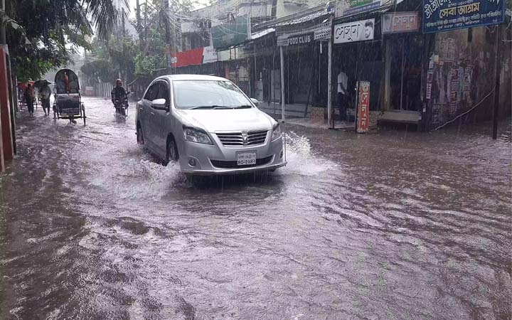 হাঁটু পানিতে ভাসছে বরিশাল নগরী