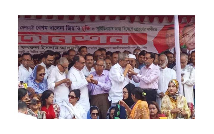 জুস খেয়ে ‘গণঅনশন’ ভাঙলেন বিএনপি নেতারা