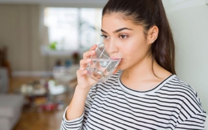 সকালে হালকা গরম পানি পানের যত উপকারিতা