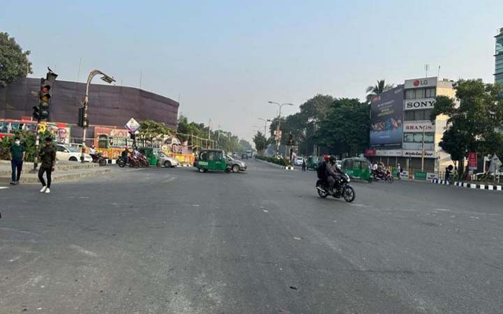 বিএনপির অবরোধ : দূরপাল্লার বাস বন্ধ, ঢাকায় সীমিত যান
