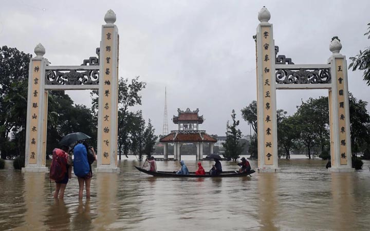 ভিয়েতনামে বন্যায় ডুবে গেছে হাজার হাজার ঘরবাড়ি