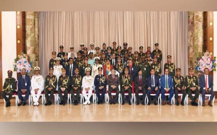 রাষ্ট্রপতির সঙ্গে ন্যাশনাল ডিফেন্স ও আর্মড ফোর্সেস ওয়ার কোর্সের প্রশিক্ষণার্থীদের সাক্ষাৎ