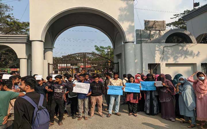 ইবিতে পরীক্ষার দাবিতে প্রধান ফটকে তালা