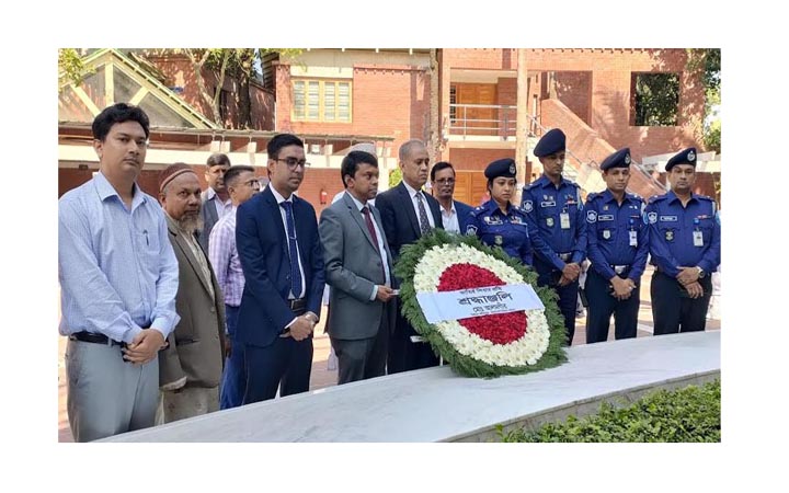 বঙ্গবন্ধুর সমাধিতে নির্বাচন কমিশনার মো. আলমগীরের শ্রদ্ধা