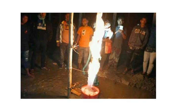কুমিল্লায় টিউবওয়েল থেকে বের হচ্ছে গ্যাস